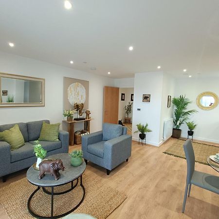 Snuggle Inn - Riverside Apartments - Views Over Looking London River Thames, Close To O2 Arena, London Excel, London City Airport, Thames Clipper- River Boat Service, Woolwich Ferry, Onsite Parking, Twin Room Option Available Экстерьер фото