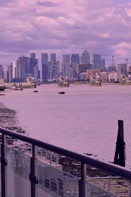 Snuggle Inn - Riverside Apartments - Views Over Looking London River Thames, Close To O2 Arena, London Excel, London City Airport, Thames Clipper- River Boat Service, Woolwich Ferry, Onsite Parking, Twin Room Option Available Экстерьер фото