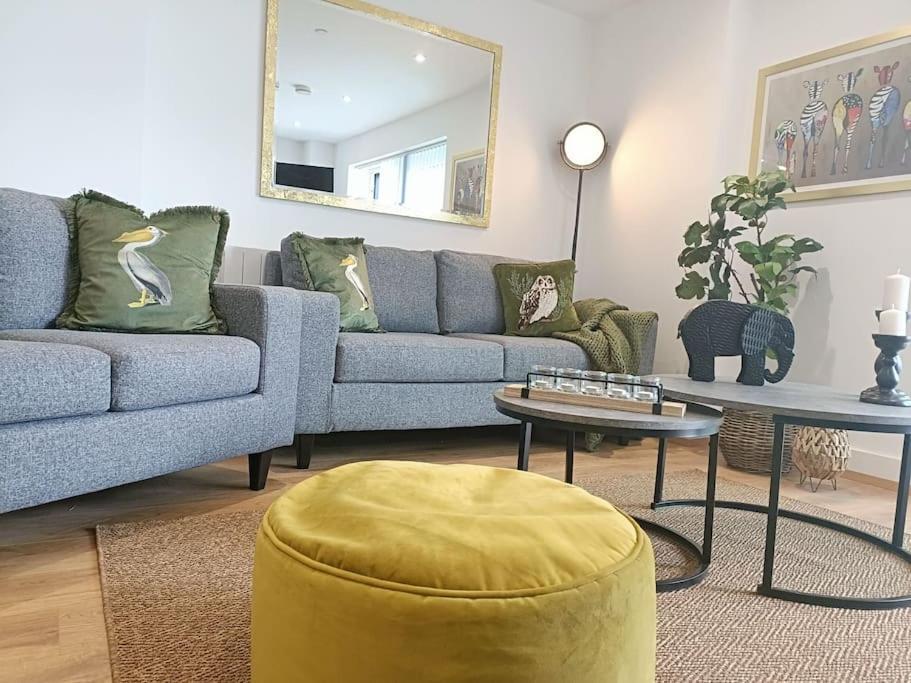 Snuggle Inn - Riverside Apartments - Views Over Looking London River Thames, Close To O2 Arena, London Excel, London City Airport, Thames Clipper- River Boat Service, Woolwich Ferry, Onsite Parking, Twin Room Option Available Экстерьер фото
