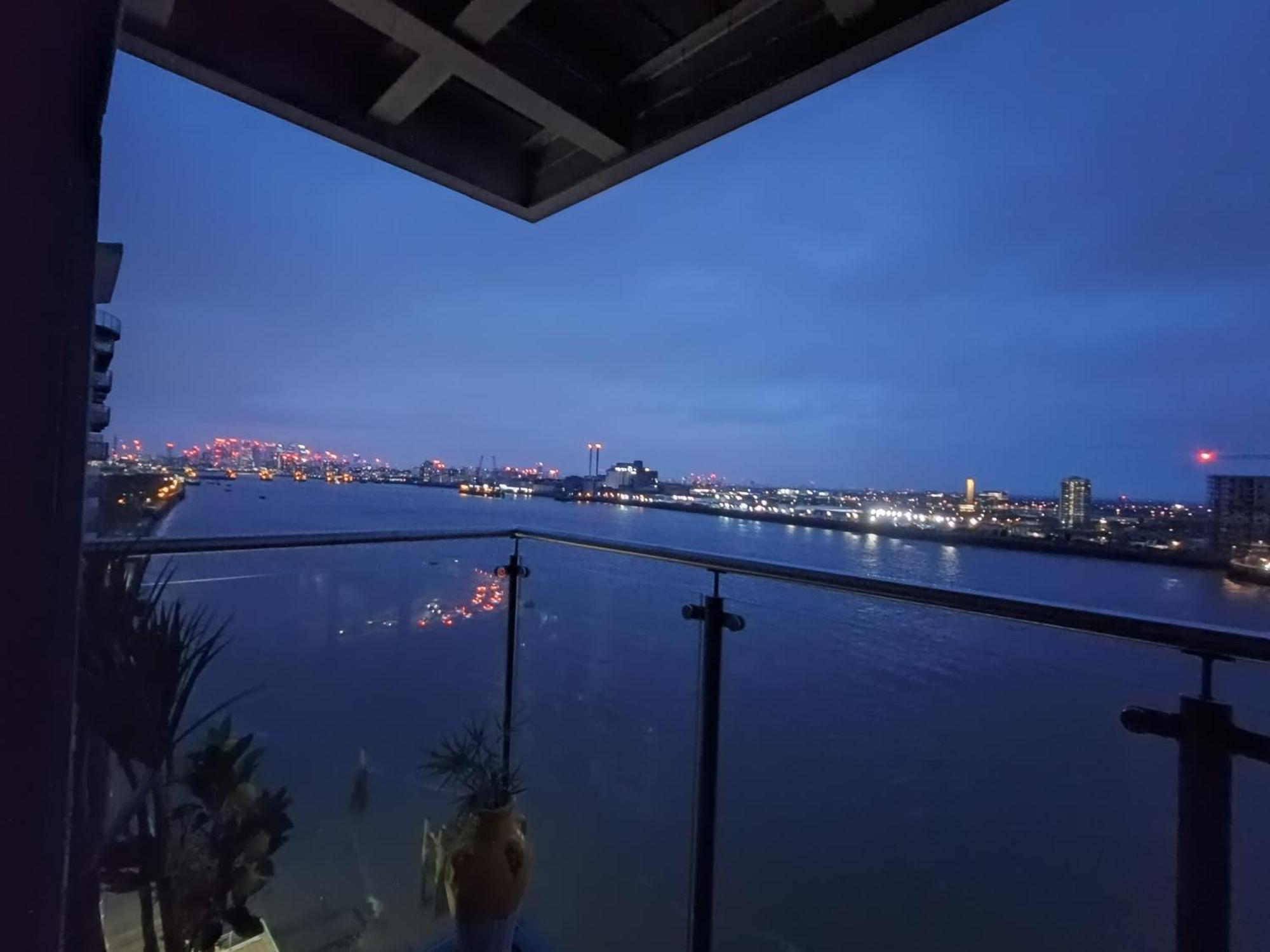 Snuggle Inn - Riverside Apartments - Views Over Looking London River Thames, Close To O2 Arena, London Excel, London City Airport, Thames Clipper- River Boat Service, Woolwich Ferry, Onsite Parking, Twin Room Option Available Экстерьер фото