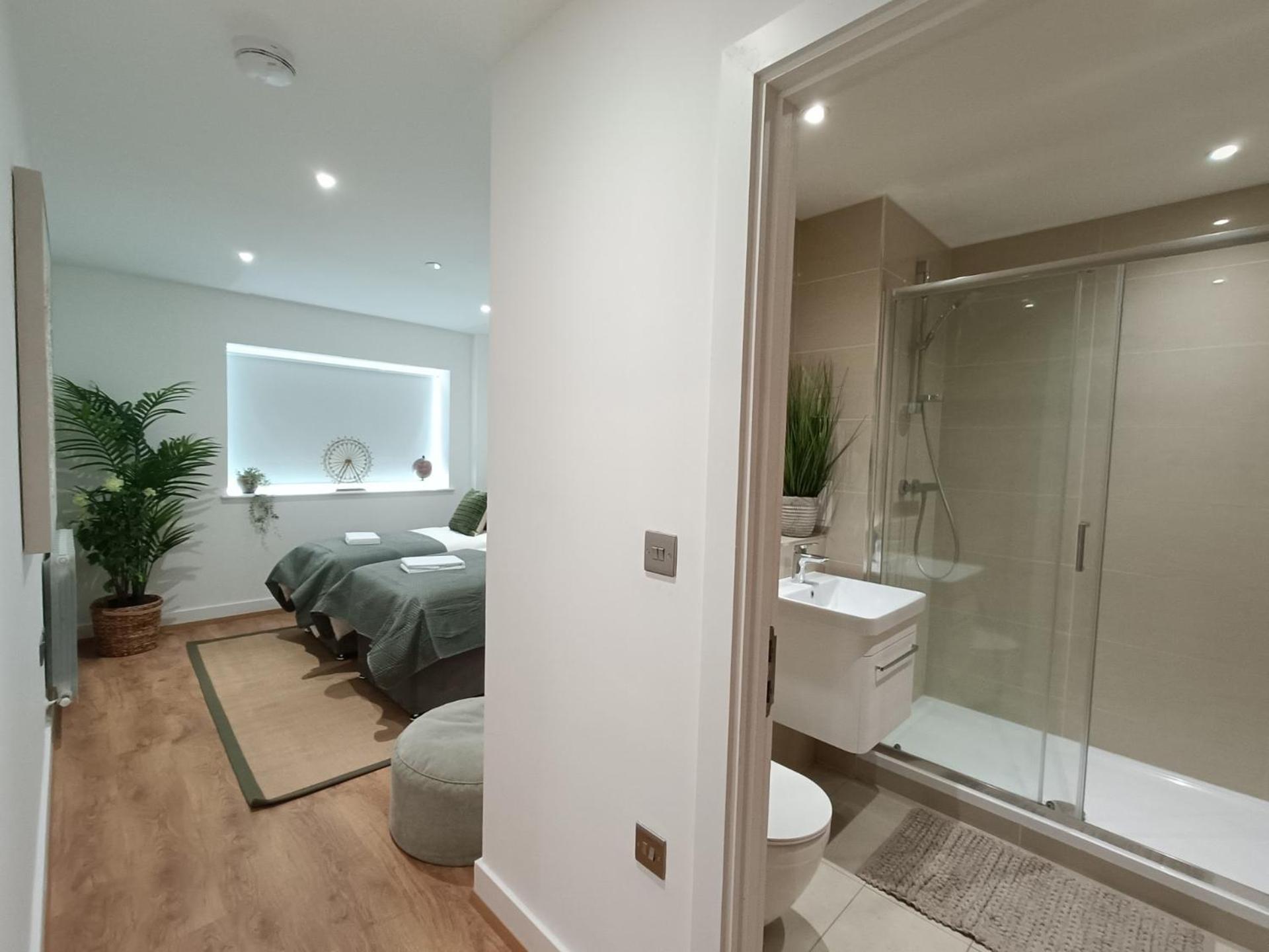 Snuggle Inn - Riverside Apartments - Views Over Looking London River Thames, Close To O2 Arena, London Excel, London City Airport, Thames Clipper- River Boat Service, Woolwich Ferry, Onsite Parking, Twin Room Option Available Экстерьер фото