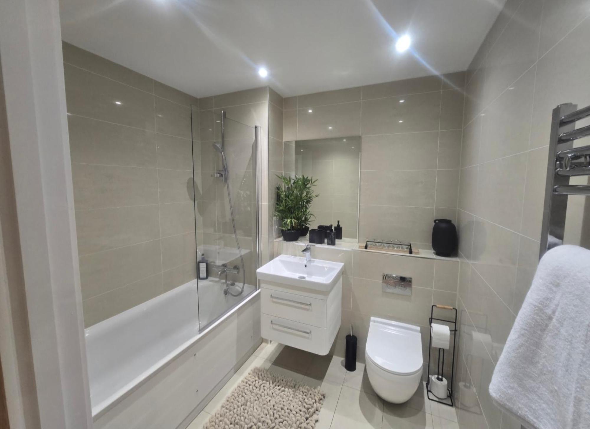 Snuggle Inn - Riverside Apartments - Views Over Looking London River Thames, Close To O2 Arena, London Excel, London City Airport, Thames Clipper- River Boat Service, Woolwich Ferry, Onsite Parking, Twin Room Option Available Экстерьер фото
